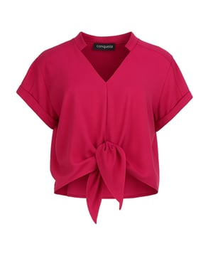 Añade un toque de color a tu guardarropa con esta elegante blusa fucsia con lazo al frente. Confeccionada 100 % con gasa de viscosa, esta tela tejida liviana se siente suave contra la piel y tiene una hermosa caída. La blusa presenta un favorecedor escote en V, mangas cortas enrolladas y un elegante nudo frontal que define la cintura. Perfecto tanto para días informales como para noches elegantes, combina sin esfuerzo con vaqueros, faldas o pantalones sastre.