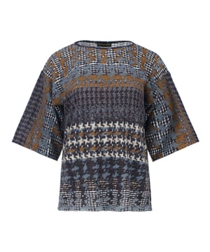 Manténgase cómodo y elegante con esta camiseta de gran tamaño, confeccionada con una mezcla de punto cálido y suave de 77 % acrílico, 15 % poliamida y 8 % lana. Diseñado para los meses más fríos, este top presenta un llamativo estampado inspirado en pata de gallo en tonos intensos y terrosos, que añade un atractivo atemporal pero moderno a tu look. La silueta relajada y las mangas hasta los codos lo hacen perfecto para usarlo en capas o solo. Con una longitud de 65 cm en la talla S, esta prenda versátil combina sin esfuerzo con pantalones sastre o denim para un conjunto de invierno elegante y cómodo.