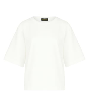 Mejora tus elementos esenciales del día a día con esta camiseta de gran tamaño, confeccionada con tejido de punto 100 % algodón mercerizado para una sensación suave, tersa y lujosa. El tejido premium mejora la durabilidad y ofrece un brillo sutil para una apariencia refinada. Diseñado con una silueta relajada y cuadrada, este top presenta mangas hasta los codos para brindar estilo y comodidad sin esfuerzo. La estética minimalista y el color blanco nítido lo convierten en un básico versátil, perfecto para combinar con jeans, pantalones a medida o superponer prendas llamativas. Con una longitud de 65 cm en la talla S, esta camiseta combina una facilidad moderna con una sofisticación atemporal.