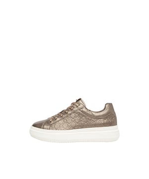 Ontdek de elegante damessneakers van Nero Giardini. Deze sneakers zijn voorzien van een 6-gats vetersluiting met goudkleurige vetertjes en een subtiel labeldetail. De zachte en uitneembare binnenzool zorgt voor optimaal draagcomfort. Een doorlopende, 4 cm hoge plateauzool in wit geeft de schoenen extra stijl en steun. Deze hoogwaardige sneakers zijn 'Made in Italy' en staan voor uitstekende vakmanschap.