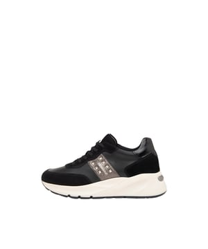 Ontdek de elegante zwarte dames-sneakers van Nero Giardini, die imponeren met een 6-gats vetersluiting en een stijlvol ontwerp. De uitneembare binnenzool en het gepolsterde voetbed zorgen voor optimaal draagcomfort. De hoogwaardige materiaalcombinatie geeft de schoen een bijzondere uitstraling en duurzaamheid. Een lichte wig tussenzool en een hak van 3,5 cm bieden een aangename hoogte en extra comfort. Een zijlabeldetail en een extra detail op de tong geven modische accenten. De zilverkleurige studs ronden het ontwerp perfect af. Gemaakt in Italië, staan deze sneakers voor de hoogste kwaliteit en exclusieve stijl.
