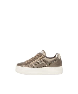 Ontdek de luxueuze dames sneakers van Nero Giardini. Deze sneakers vallen op door de 6-holes vetersluiting en een zijneven rits voor extra stijl. De uitneembare binnenzool en het label-detail op de tong zorgen voor comfort en elegantie. Een doorlopende plateauzool in metallic uitstraling met een glinsterende afwerking en een 3 cm hoge hak maakt het design compleet. Deze hoogwaardige sneakers zijn 'Made in Italy' en belichamen Italiaanse ambacht.