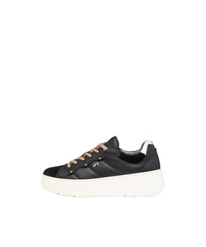 Ontdek de stijlvolle damessneakers van Nero Giardini, die indruk maken met een elegant vetersysteem en gouden veters. De uitneembare binnenzool zorgt voor optimaal draagcomfort, terwijl het subtiele labeldetail de schoen een bijzondere touch geeft. De doorlopende plateauzool van 4 cm en de gouden studversiering zetten modische accenten. Met een hakhoogte van 4 cm bieden deze sneakers niet alleen stijl, maar ook een aangename hoogte. De contrasterende hielkap maakt het ontwerp perfect af. Geproduceerd in Italië, staan deze sneakers voor hoogste kwaliteit en exclusieve stijl.