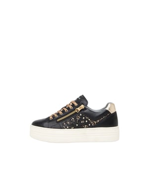 Ontdek de luxueuze dames-sneakers van Nero Giardini. Deze sneakers vallen op door de 6-gaats vetersluiting en een zijrits voor extra stijl. De uitneembare binnenzool en het merkje-detail op de tong zorgen voor comfort en elegantie. Een doorlopende plateauzool in metallic-look met een glinsterende afwerking en een hak van 3 cm maakt het ontwerp compleet. Deze hoogwaardige sneakers zijn 'Made in Italy' en belichamen Italiaanse ambacht.