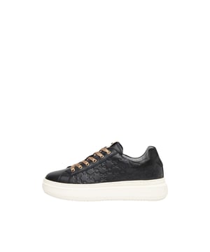 Ontdek de elegante damensneakers van Nero Giardini. Deze sneakers zijn voorzien van een 6-vaks vetersluiting met gouden oogjes en een subtiele merkdetails. De zachte en verwijderbare binnenzool zorgt voor optimaal draagcomfort. Een doorlopende, 4 cm hoge plateauzool in wit geeft de schoenen extra stijl en steun. Deze hoogwaardige sneakers zijn 'Made in Italy' en staan voor uitstekende ambacht.