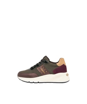 Ontdek de stijlvolle dames sneakers van Nero Giardini, die indruk maken met een 6-vaks vetersluiting en een kleurrijk ontwerp. De uitneembare binnenzool en het gepolsterde voetbed zorgen voor optimaal draagcomfort. De hoogwaardige mix van suède, gladde en lakmaterialen geeft de schoen een bijzondere uitstraling en duurzaamheid. Een lichte wigvormige tussenzool en een hakhoogte van 3,5 cm bieden een aangename hoogte en extra comfort. Een zijlabeldetail en een extra detail op de tong creëren modieuze accenten. De goudkleurige studs maken het ontwerp perfect af. Gemaakt in Italië, staan deze sneakers voor de hoogste kwaliteit en exclusieve stijl.