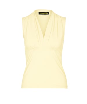 Ilumina tu guardarropa con este elegante top color crema sin mangas con cuello en V, confeccionado con una mezcla de punto de algodón y elastano suave y transpirable. Diseñado para un ajuste elástico cómodo, este top ofrece un equilibrio perfecto entre estructura y flexibilidad. El elegante escote en V y el suave detalle fruncido crean una silueta favorecedora, lo que lo convierte en un básico versátil para cualquier ocasión. Ya sea vestido con pantalones entallados o con un estilo informal con mezclilla, este top es una adición sencilla a tus elementos esenciales del día a día. Perfecto para días cálidos o para usar debajo de blazers y cárdigans.
