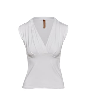 Ilumina tu guardarropa con este elegante top blanco sin mangas con cuello en V, confeccionado con una mezcla de jersey suave y transpirable. Diseñado para un ajuste elástico cómodo, este top ofrece un equilibrio perfecto entre estructura y flexibilidad. El elegante escote en V y el suave detalle fruncido crean una silueta favorecedora, lo que lo convierte en un básico versátil para cualquier ocasión. Ya sea vestido con pantalones entallados o con un estilo informal con mezclilla, este top es una adición sencilla a tus elementos esenciales del día a día. Perfecto para días cálidos o para usar debajo de blazers y cárdigans.