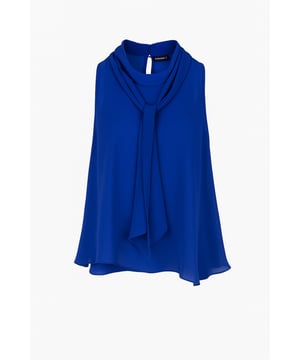 Añade un toque de elegancia a tu guardarropa con esta blusa sin mangas en un vibrante azul cobalto. Confeccionado con gasa de poliéster 100 % ligero, presenta una caída suave y aireada que se siente cómoda durante todo el día. El detalle destacado es el elegante escote tipo pajarita, que aporta encanto femenino y versatilidad a tu look. Llévalo con pantalones entallados o una falda para un atuendo elegante de oficina, o combínalo con jeans para un ambiente elegante de fin de semana.