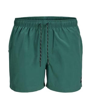 Met de zwemshorts van Jack & Jones ben je perfect voorbereid op de zomer. Deze shorts bieden met hun Regular Fit en medium taille de ideale mix van comfort en stijl. De elastische tailleband met interne koord zorgt voor een veilige pasvorm, terwijl de sneldrogende materiaalkwaliteit zorgt voor snel drogend comfort. De praktische achterzak biedt extra opslagruimte wanneer je naar het strand of het zwembad gaat. Gemaakt van hoogwaardige materialen, bieden deze zwemshorts de hele dag door een comfortabel gevoel, of je nu ontspant of actief bent in het water.