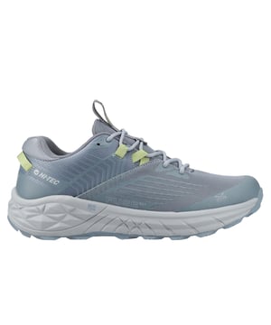 Steigen Sie ein in Komfort und Leistung mit den HI-TEC Fuse Trail Low Trainers, einem ultra-leichten Sportschuh, der Vielseitigkeit sowohl auf Wegen als auch auf Straßen bietet. Entwickelt für dynamische Outdoor-Bewegungen, verfügen diese Schuhe über ein doppellagiges technisches Mesh-Obermaterial für außergewöhnliche Atmungsaktivität und leichtgewichtige Unterstützung. Geschweißte Overlays verringern Druckpunkte, während schützende Zehen- und Fersenverstärkungen gegen Abnutzung auf unebenem Gelände schützen.

Genießen Sie plüschigen Komfort mit einem superweichen gepolsterten Kragen und einer reaktionsfreudigen Dämpfung aus der GEO Foam konstruierten EVA-Zwischensohle, die mit jedem Schritt überlegene Rückfederung und Dämpfung bietet. Die DTA (Dynamic Transition Aid) sorgt für Torsionssteifigkeit für einen stabilen Schritt, und die MDT-Gummisohle bietet langlebige Traktion, wohin Ihr Weg auch führt.
- Synthetisches / Mesh-Obermaterial
- Schnürverschluss
- Zungenzugschlaufe 
- Schützende Zehen- und Fersenoverlays zur Minimierung von Abnutzung
- Superweicher gepolsterter Kragen
- GEO-Schaum konstruierte EVA-Zwischensohle
- MDT-Gummisohle
- Hi-Tec-Branding