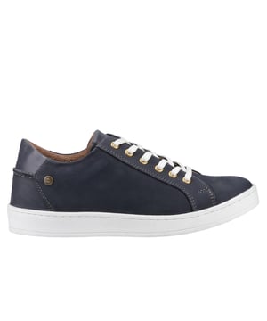 Deze Cotswold Radcot Sneakers combineren een stedelijke rand met plattelandscharme voor een frisse kijk op casual leren schoenen. Gemaakt met zachte leren bovenkanten en gedetailleerd met gouden metalen oogjes, brengen deze sneakers een premium afwerking in je dagelijkse outfit. Het klassieke vetersluitingontwerp heeft dubbele veters aansluitingen, wat zorgt voor een vleugje persoonlijke stijl en functionaliteit. Een gevoerd comfort voetbed houdt je stappen licht, waardoor ze perfect zijn voor alles, van casual wandelingen tot weekenduitjes.  
  Zachte leren bovenkanten voor een premium gevoel  
  Gouden metalen oogjes voor een verfijnde touch  
  Dubbele veters opties voor extra veelzijdigheid  
  Comfort voetbed voor de hele dag draagcomfort  
  Klassieke voorste vetersluiting voor een veilige pasvorm  