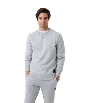 Suéter básico deportivo con corte holgado para hombres.
