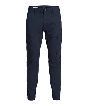 Diese Cargohose von Jack & Jones genau das Richtige für sie. Diese Hose bietet ihnen einen hohen Tragekomfort. Die Hose hat einen Reißverschluss, eine mittlere Taille und einen Slim Fit, der Ihre Figur betont. Die Cargotaschen an den Seiten bieten Ihnen genügend Platz für Ihre Essentials. Ob Sie sie mit einem Hemd, einem T-Shirt oder einem Pullover kombinieren, diese Hose passt zu jedem Outfit und Anlass.