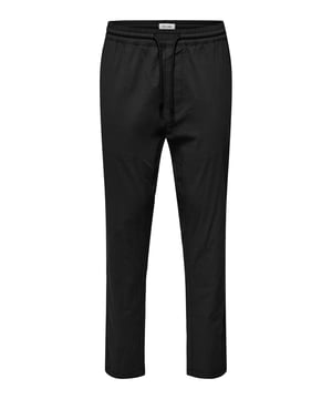 Luchtig en stijlvol tegelijk – deze chino combineert beide moeiteloos. De elastische tailleband met trekkoord zorgt voor de perfecte pasvorm en extra comfort. De moderne snit maakt het de ideale metgezel voor dagelijks gebruik, vrije tijd of op kantoor. Zijsleuven bieden ruimte voor alle belangrijke spullen. De achterzak met paspelling rondt het klassieke ontwerp af met een elegante accent. Dankzij het lichte materiaal draagt de broek ook op lange dagen aangenaam. Hij past net zo goed bij sneakers als bij loafers. De look: slim, maar niet stijf. Het comfort: merkbaar hoog. Een must-have voor mannen die het eenvoudig en toch doordacht willen.