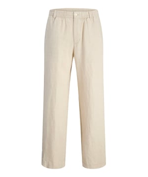 Deze broek van Jack & Jones verenigt functionaliteit met moderne stijl. Met een ritssluiting en knoopsluiting biedt hij een veilige pasvorm en comfortabel dragen. De klassieke 4-pocket stijl zorgt voor voldoende opbergruimte in het dagelijks leven. Lussen voor de riem maken het mogelijk om hem te combineren met je favoriete riem. Hoogwaardige materialen en nauwkeurige afwerking garanderen een aangenaam draaggevoel - de hele dag door.