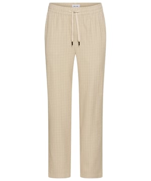 Lässig en stijlvol tegelijk – deze Chino brengt beiden moeiteloos samen. De elastische tailleband met trekkoord zorgt voor een perfecte pasvorm en extra comfort. De moderne snit maakt het de ideale metgezel voor dagelijks gebruik, vrije tijd of kantoor. Zijzakken bieden ruimte voor alles wat belangrijk is. De achterzak met paspel rondt het klassieke design af met een elegante touch. Dankzij het lichte materiaal draagt de broek ook op lange dagen comfortabel. Hij past net zo goed bij sneakers als bij loafers. De look: slim, maar niet stijf. Het comfort: merkbaar hoog. Een must-have voor mannen die het eenvoudig maar toch doordacht willen.
