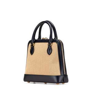 De Horsebit 1955 tas heeft een canvas body met leren afwerking, handgrepen van gerold leer, een afneembare platte leren riem, een ritssluiting en rits- en steekvakken aan de binnenkant.Merk: GucciConditie: GebruiktType: SatchelRating: B+Afmetingen (LxBxD): 22x25x9Strap Drop: 52Handle Drop: 8Dust Bag: JaCommentaar: Buitenkant achterkant bekrast. Buitenkant onderkant bekrast. Hoeken versleten. Versiering bekrast. Voorkant bekrast. Handvat versleten. Binnenzak bevlekt met andere. Binnenvoering Versleten. Praktische bevestiging bekrast. Buitenkant Bekrast. Buitenkant Bovenkant bevlekt met andere. Rits bekrast.