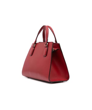 Deze tas heeft een leren body met platte leren handgrepen, een afneembare platte leren schouderriem, een ritssluiting aan de bovenkant en rits- en steekvakken aan de binnenkant.Merk: GucciConditie: GebruiktType: SatchelRating: B+Hoofdmateriaal: LeerAfmetingen (LxBxD): 19x26x12.5Riemdaling: 53.5Handgreepdaling: 8.5Opmerkingen: Buitenhoeken versleten. Buitenste handvat gebarsten. Binnenvoering bevlekt met kleuroverdracht. Buitenkant bekrast. Buitenkant Bovenkant bevlekt met andere.