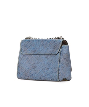 De Twist MM is voorzien van een epi lederen lichaam een zilveren-tone curb ketting riem een voorflap met een LV twist lock sluiting en een interieur slip pocket.Brand: Louis VuittonConditie: Pre-gebruiktType: Crossbody tasRating: B + Belangrijkste materiaal: LeerAfmetingen (LxBxD): 18x23x9.5Strap Drop: 56Commentaren: Buitenkant achterkant bevlekt met andere. Buitenkant onderkant bekrast. Buitenkant onderkant bevlekt met andere. Slot bekrast. Buitenhoeken versleten. Versiering bekrast. Buitenkant voorkant bekrast. Handgreep bekrast. Binnenzak bevlekt met andere. Binnenvoering bevlekt met andere. Buitenkant gebarsten.