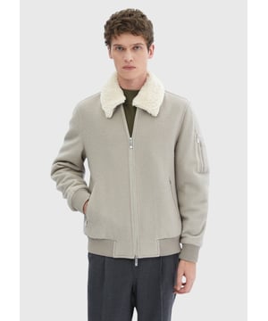 Ramsey-Anzüge sind ein Muss für moderne Männer und vereinen Stil und Selbstbewusstsein für Alltag und Beruf. Gefertigt aus hochwertigen Stoffen