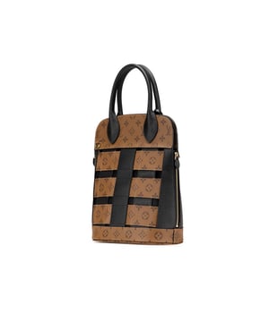 Esta cartera cuenta con un monograma cuerpo de lona inversa con adornos de cuero y cremallera lateral detalles de cuero enrollado maneja una correa de cuero plano desmontable un cierre de cremallera superior y un bolsillo interior con cremallera.Brand: Louis VuittonCondición: Pre-amadoTipo: SatchelCalificación: B+Material principal: LienzoDimensiones (LxAxP): 31.5x25x14.5Correa Caída: 31Mango Caída: 11Comentarios: Parte trasera exterior manchada con Otro. Parte inferior exterior desgastada. Fondo exterior manchado con Otros. Asa exterior agrietada y desgastada. Llave arañada. Forro interior manchado con Otros. Fijación Práctica Rayada. Lateral Exterior Agrietado. Parte Superior Exterior Desgastada. Cremallera Arañada.
