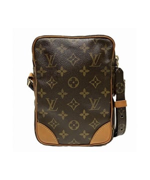 Brand: Louis Vuitton
Model: Amazon
Color: Brown
Material: Canvas
Inclusions: /
Dimensions: 21cm x 16cm x 9cm
Serial number: TH0031
Country of origin: France
Condition: AB - good condition.
The Louis Vuitton Monogram Amazon shoulder bag crafted in France is a timeless accessory featuring the iconic Monogram canvas in a rich brown hue with gold hardware accents. This versatile bag is designed to cater to both men and women offering a sophisticated yet practical option for daily use. The Monogram canvas ensures both durability and a classic look while the gold-toned hardware adds a touch of luxury. The bag is secured with a reliable zipper closure for added convenience.
In terms of condition the bag exhibits some loose threads on the strap and overall discoloration. The exterior shows signs of use including misshaping and minor peeling of the hardware. Additionally there are noticeable wrinkles.
We recommend that you look at all the pictures before making your purchase to ensure that you are satisfied with the condition of the bag.Brand: Louis VuittonType: shoulderMain Material: Canvas
