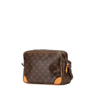 De Nil is voorzien van een monogram canvas lichaam met vachetta lederen bekleding een verstelbare platte schouderriem een top ritssluiting een exterieur ritsvak en een interieur ritsvak.Merk: Louis VuittonConditie: Pre-gebruiktType: Crossbody tasRating: B + Belangrijkste materiaal: CanvasAfmetingen (LxBxD): 20x27x8Strap Drop: 51Commentaren: Buitenkant achterkant verkleurd Versleten. Buitenkant achterkant bevlekt met watermerk Overig. Buitenkant voorkant verkleurd versleten. Buitenkant voorkant bevlekt met watervlek overig. Buitenste handvat gekreukt verkleurd versleten. Buitenste handvat bevlekt met watermerk overig. Binnenzak bevlekt met andere. Binnenvoering bevlekt met andere. Buitenzak bevlekt met andere. Praktische bevestiging bekrast. Buitenkant bovenkant uit vorm. Rits bekrast.