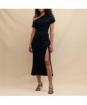 Womens Nobody's Child Katty One Shoulder Midaxi Dress in zwart.Zo eenzijdig. Katty is de meest tijdloze trend van het seizoen en drapeert elegant over één schouder in klassiek zwart. Gemaakt van een verantwoorde viscosemix drijft de stof naar beneden tot een enkeldraaiende lengte. Mis de flatterende split aan de zijkant niet. Verfraai het met gouden sieraden.  - Stijl met één schouder - Nauwsluitend model - ZijsplitStof 92% LENZING™ ECOVERO™ viscose 8% polyester Voering: 100% gerecycled polyester.Ref: D241061BLK
