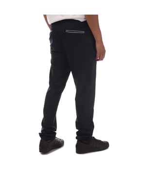 Mens Farah Jonah Golf Trousers in black.- Zip fly and button fastening.- Belt loops.- Front pockets.- Jetted rear pockets with white detail.- Branded inner waistband gripper.- Farah Golf signature tab.- High-level breathability.- Distinguished Farah quality.- 100% Polyester.- Ref: FHPNT1039BLK