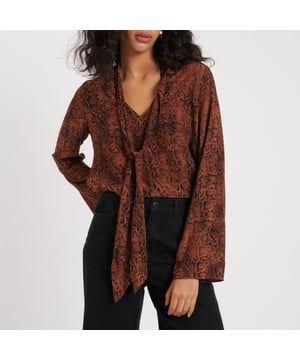 Dames Nobody's Child Karina sjaalblouse met slangenprint in bruin.Dierenprint is in. Draag deze sjaalblouse overdag, 's nachts en overal daartussenin. De blouse heeft een slimme strikhals en is ontworpen voor een relaxte pasvorm. Wij dragen de onze met denim om de look compleet te maken.- Gestrikte hals- Lange mouwen- Ontworpen voor een relaxte pasvorm- Hoofdstof: 76% LENZING™ ECOVERO™ viscose 24% gerecycled nylon.  Machinewasbaar.- Ref: T242950BRN