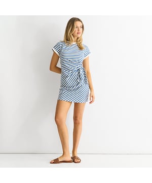 Gönnen Sie sich Luxus mit unserem exquisiten blauen Stretch-Streifen-Minikleid. Dieses Kleid aus hochwertigem Stretchmaterial bietet tadellosen Komfort und eine schmeichelhafte Silhouette. Die blauen Streifen verleihen ihm einen Hauch von Raffinesse und machen es perfekt für jeden Anlass. Erhöhen Sie Ihren Stil und ziehen Sie die Blicke auf sich mit diesem Must-Have.