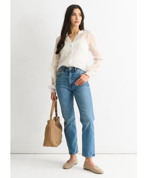 Verhoog je casual look met onze elegante geborduurde top met pofmouwen. Met ingewikkelde borduursels en vrouwelijke pofmouwen is deze top perfect voor een avondje uit of een geklede daglook. Gemaakt van hoogwaardige materialen voor langdurig comfort en stijl.