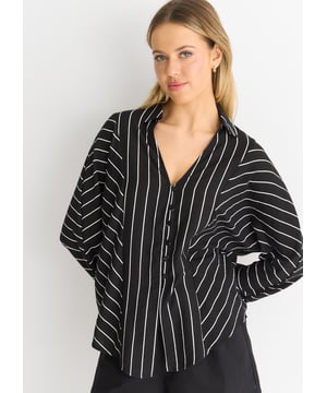 Verwen jezelf met luxe met ons zwarte Batwing Stripe Shirt met lange mouwen. Met zijn geraffineerde vleermuismotief en elegante streepprint straalt dit shirt exclusiviteit en smaak uit. Verhoog je garderobe met dit topstuk en voel je alsof je op de catwalk van de haute couture loopt.