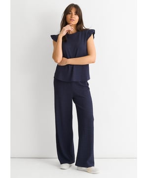 Verhoog je garderobe met onze Donkerblauwe Top met Rimpel Mouwen en Textuur. De diepe blauwe tint en elegante rimpel mouwen voegen een vleugje luxe toe, terwijl de oversized pasvorm zowel comfort als stijl biedt. Gemaakt van een geprofileerde stof, is deze top perfect voor elke gelegenheid en een absolute must-have voor je collectie.