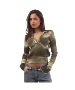 Diesel M-Briana Cropped Sweatshirt voor dames in de kleur groen.- Open polokraag.- Lange mouwen.- Bedrukt met een bewolkte versie van camouflage.- Het ovale D-logo met distressed effect siert de achterkant.- Bovenkant met ribbelsteek.- Slim fit.- 100% wol.- Ref: A124010THAJ51F