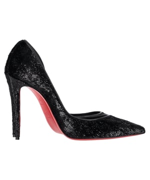 Empfohlener Verkaufspreis
Die Iriza 100 Papillon Pumps von Christian Louboutin sind ein Ausdruck von Eleganz und Charme. Diese Sonderedition der klassischen Iriza-Silhouette aus schimmerndem schwarzem Samt „Papillon“ versprüht Glamour. Die spitze Zehenpartie und der sinnliche D'Orsay-Cut-Out legen den inneren Fußrücken frei und erzeugen eine anmutige Linie, die das Bein optisch streckt. Mit einem schmalen 100-mm-Stilettoabsatz, luxuriösem schwarzem Ziegenlederfutter und der ikonischen roten Sohle sind diese Pumps Ihr Must-have für gehobene Abende.

mit Staubbeutel

Christian Louboutin Iriza 100 Papillon Pumps aus schwarzem Samt
Zustand: Ausgezeichnet
Gebrauchsspuren: Keine sichtbaren Gebrauchsspuren. Keine Flecken an der Innensohle. Unbenutzt oder einmal getragen, aber wie neu. Sehr leichte Flecken an der Sohle.
Verpackung: Staubbeutel
Farbe: Schwarz
Material: Samt | Samt
Größe: EU | 38
Maße: Absatzhöhe: 110; Einlegesohlenlänge: 280
Artikelnummer: NAPPUGBSH475636W