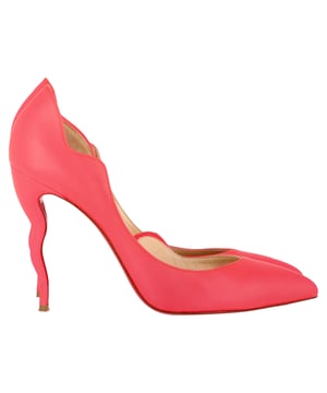 Empfohlener Verkaufspreis
Diese Dalida Pumps von Christian Louboutin im wunderschönen D'Orsay-Stil sorgen bei jedem Gang für ein magisches Gefühl. Die gewellte Oberlinie und der gewellte 11-cm-Absatz harmonieren perfekt mit der spitzen Zehenpartie und der auffälligen neonpinken Lackierung. Die Sohlen der Lederpumps sind im charakteristischen Rot lackiert und bereit für Ihren Einkauf.

Christian Louboutin Dalida 120 Pumps aus rosa Leder
Zustand: Sehr gut
Gebrauchsspuren: Inklusive Box. Leichte Gebrauchsspuren. Wenig getragen, aber sehr gut erhalten. Leichte Gebrauchsspuren und Knicke an den Sohlen und Absätzen.
Verpackung: Box, Staubbeutel
Farbe: Rosa
Material: Leder
Größe: EU 39
Maße: Absatzhöhe: 110; Innensohlenlänge: 250
Artikelnummer: NAPPUGBSH480429W