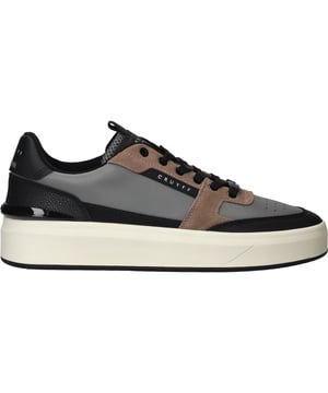 Cruyff sneakers voor hem. De sneakers zijn gemaakt van hoogwaardig leer. De sneaker heeft een uitneembare EVA binnenzool, wat zorgt voor een lekkere demping.  Merk: CruyffModelnaam: Endorsed TennisCategorie: heren sneakersMaterialen: leerKleur: zwart, grijs, bruin