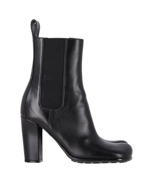Empfohlener Verkaufspreis
Die Storm Chelsea Ankle Boots von Bottega Veneta sind eine kraftvolle Interpretation einer zeitlosen Silhouette. Aus glattem schwarzem Leder gefertigt, bieten diese Stiefel ein elegantes und dennoch strapazierfähiges Finish, kontrastiert mit elastischen Seiteneinsätzen für einfaches Hineinschlüpfen. Die robuste Gummisohle verleiht einen kantigen, funktionalen Touch und bietet gleichzeitig Halt und ganztägigen Tragekomfort. Diese Stiefel vereinen trendiges Design und Alltagstauglichkeit perfekt.


Bottega Veneta Storm Chelsea Ankle Boots aus schwarzem Leder

Zustand: sehr gut

Gebrauchsspuren: Keine sichtbaren Gebrauchsspuren. Keine Flecken an der Innensohle. Unbenutzt oder einmal getragen, aber wie neu. Sehr leichte Flecken an der Sohle.

Verpackung: Keine
Farbe: Schwarz
Material: Leder
Größe: EU 38
Maße: Absatzhöhe: 95; Innensohlenlänge: 250
Artikelnummer: NAPPUGBSH475632W