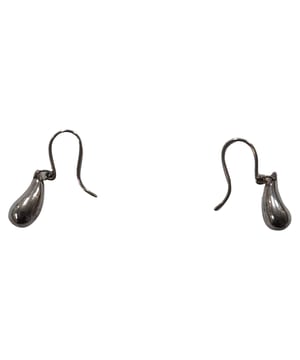 VINTAGE, RRP AS NEW
The Tiffany & Co. Teardrop Earrings in sterling silver embody understated sophistication with their elegant, flowing shape and high-polish finish. Lightweight and timeless, they add a touch of refined shine to both everyday and formal ensembles. Styling tip: Style them with a sleek ponytail or tucked hair to highlight their sculptural silhouette and effortless charm.

 Tiffany & Co Teardrop Earrings in Silver Sterling

Condition: Excellent
Signs of wear: 
Packaging: None
Color: Silver
Material: Metal | sterling silver
Size: One Size | One Size
Measurements: Width: 5; Height: 20
SKU: NAPPUGBJE477808W
