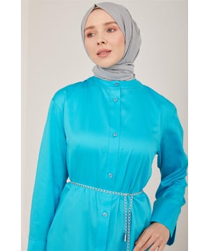 Armine staat bekend als een merk met elegante ontwerpen en hoogwaardig vakmanschap, en biedt exclusieve collecties die de unieke stijl van elke vrouw weerspiegelen. Door het combineren van verfijning en comfort zijn de producten van Armine ontworpen om te voldoen aan de behoeften van moderne vrouwen. Met premium stoffen en nauwkeurige stikdetails zorgen ze voor langdurig gebruik, terwijl een breed scala aan kleuren en modellen ze aanpasbaar maakt aan elke stijl. Door het samenvoegen van klassieke en moderne lijnen in de mode, biedt Armine opties om uw elegantie te versterken