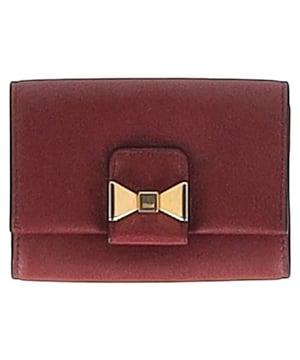 VINTAGE, RRP AS NEW
The Chloé Bow Detail Wallet in burgundy leather adds a touch of feminine charm to your everyday essentials with its soft bow accent and rich, timeless hue. Crafted from supple leather, it offers both elegance and practicality with multiple compartments for seamless organization. Styling Tip: Slip it into a structured tote or carry it solo as a chic mini clutch for dinner dates or quick errands.

Chloé Bow Detail Wallet in Burgundy Leather

Condition: Excellent
Signs of wear: No retail tag, No visible sign of wear., 
Packaging: None
Color: Burgundy
Material: Leather
Size: One Size | One Size
Measurements: Width: 25; Height: 75; Length: 100
SKU: NAPPUGBSM477735W