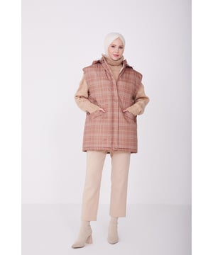 Armine valt op met haar elegante ontwerpen en hoogwaardig vakmanschap, en biedt unieke collecties die de individuele stijl van elke vrouw weerspiegelen. Door het combineren van verfijning en comfort zijn de producten van Armine ontworpen om te voldoen aan de behoeften van de moderne vrouw. Met zorgvuldig geselecteerde stoffen en nauwkeurige stikdetails bieden ze langdurige draagbaarheid, terwijl hun brede scala aan kleuren en patronen ze geschikt maakt voor elke stijl. Door het samenvoegen van klassieke en eigentijdse lijnen in de mode, biedt