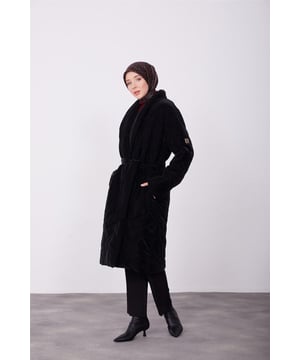 Armine staat bekend als een merk met elegante ontwerpen en hoogwaardig vakmanschap, en biedt exclusieve collecties die de unieke stijl van elke vrouw weerspiegelen. Door het combineren van verfijning en comfort zijn de producten van Armine ontworpen om te voldoen aan de behoeften van moderne vrouwen. Met premium stoffen en nauwkeurige stikdetails zorgen ze voor langdurig gebruik, terwijl een breed scala aan kleuren en modellen ze aanpasbaar maakt aan elke stijl. Door het samenvoegen van klassieke en moderne lijnen in de mode, biedt Armine opties om uw elegantie te versterken