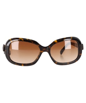 VINTAGE, RRP AS NEW
Coco Chanel loved adding little details to her designs like its bow detailing. The frame of these sunglasses is made from tortoise acetate and is equipped with gradient brown lenses and bow detailing bearing the double CC logos on the temples. 

Chanel 2000s CC Square-Frame Sunglasses in Brown Acetate
Condition: Very good
Signs of wear: Lightly used but very well maintained, May show minor signs of wear, scratches , worn corners, minor interior wear.
Packaging: None
Color: Brown | ochre
Material: Acetate
Size: One Size | One Size
Measurements: Width: 60; Height: 50
SKU: NAPPUGBAC477812W