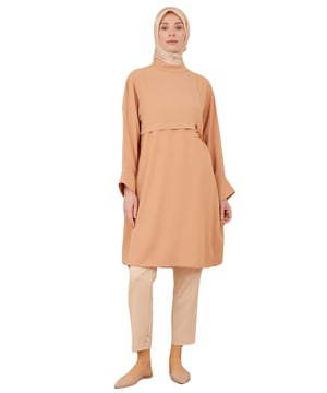 Als toonaangevend merk met elegante en verfijnde ontwerpen, biedt Armine speciale collecties die de stijl van elke vrouw weerspiegelen. Armine-producten combineren elegantie en comfort en zijn ontworpen om te voldoen aan de behoeften van moderne vrouwen. Met hoogwaardige stofkeuzes en nauwkeurige stikdetails bieden ze langdurig gebruik, terwijl het brede scala aan kleuren en patronen compatibiliteit met elke stijl garandeert. Armine combineert klassieke en moderne lijnen in kleding en biedt opties die uw elegantie in het dagelijks leven, werkomgevingen of speciale evenementen aanvullen. Elk stuk van Armine is ontworpen met een focus op zowel esthetiek als functionaliteit, waarbij mode wordt geïnterpreteerd met een tijdloos begrip. De producten in onze collecties zijn een ideale keuze voor vrouwen die comfort, elegantie en mode willen combineren.