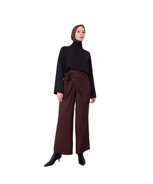 Armine staat bekend als een merk met elegante ontwerpen en hoogwaardig vakmanschap, en biedt exclusieve collecties die de unieke stijl van elke vrouw weerspiegelen. Door het combineren van verfijning en comfort zijn de producten van Armine ontworpen om te voldoen aan de behoeften van moderne vrouwen. Met premium stoffen en nauwkeurige stikdetails zorgen ze voor langdurig gebruik, terwijl een breed scala aan kleuren en modellen ze aanpasbaar maakt aan elke stijl. Door het samenvoegen van klassieke en moderne lijnen in de mode, biedt Armine opties om uw elegantie te versterken