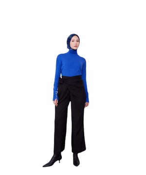 Armine staat bekend als een merk met elegante ontwerpen en hoogwaardig vakmanschap, en biedt exclusieve collecties die de unieke stijl van elke vrouw weerspiegelen. Door het combineren van verfijning en comfort zijn de producten van Armine ontworpen om te voldoen aan de behoeften van moderne vrouwen. Met premium stoffen en nauwkeurige stikdetails zorgen ze voor langdurig gebruik, terwijl een breed scala aan kleuren en modellen ze aanpasbaar maakt aan elke stijl. Door het samenvoegen van klassieke en moderne lijnen in de mode, biedt Armine opties om uw elegantie te versterken
