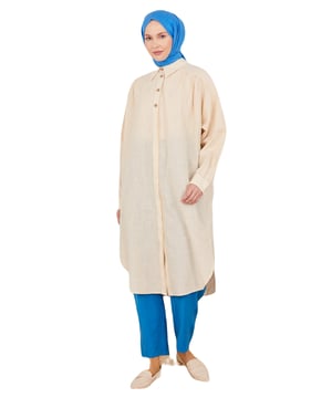 Armine staat bekend als een merk met elegante ontwerpen en hoogwaardig vakmanschap, en biedt exclusieve collecties die de unieke stijl van elke vrouw weerspiegelen. Door het combineren van verfijning en comfort zijn de producten van Armine ontworpen om te voldoen aan de behoeften van moderne vrouwen. Met premium stoffen en nauwkeurige stikdetails zorgen ze voor langdurig gebruik, terwijl een breed scala aan kleuren en modellen ze aanpasbaar maakt aan elke stijl. Door het samenvoegen van klassieke en moderne lijnen in de mode, biedt Armine opties om uw elegantie te versterken